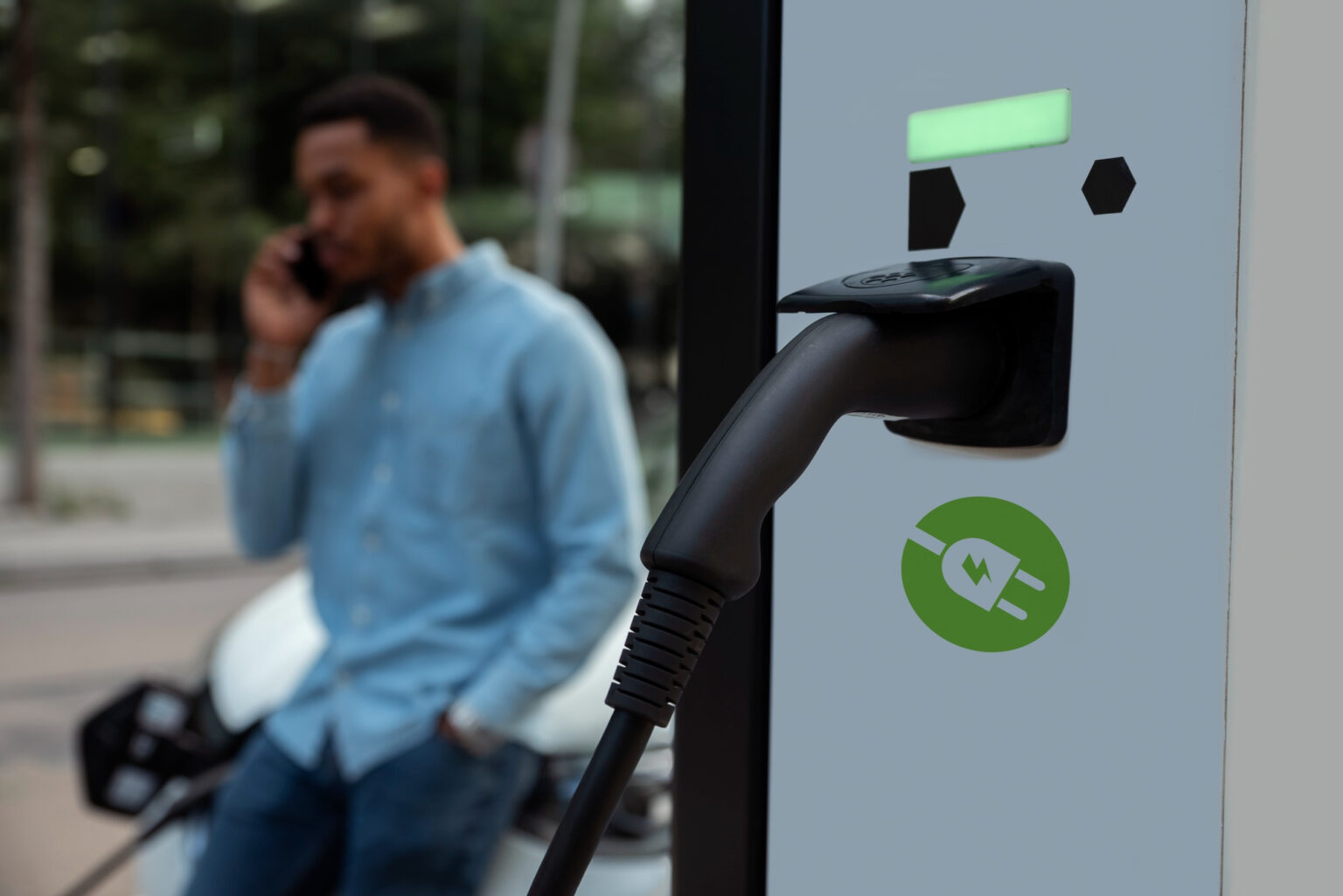 Electricista en Sevilla Este especialista en montaje de cargadores inteligentes con WiFi